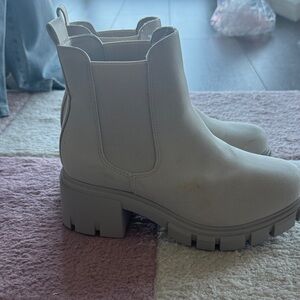 Women’s Ivy Lug Sole Chelsea Boots.